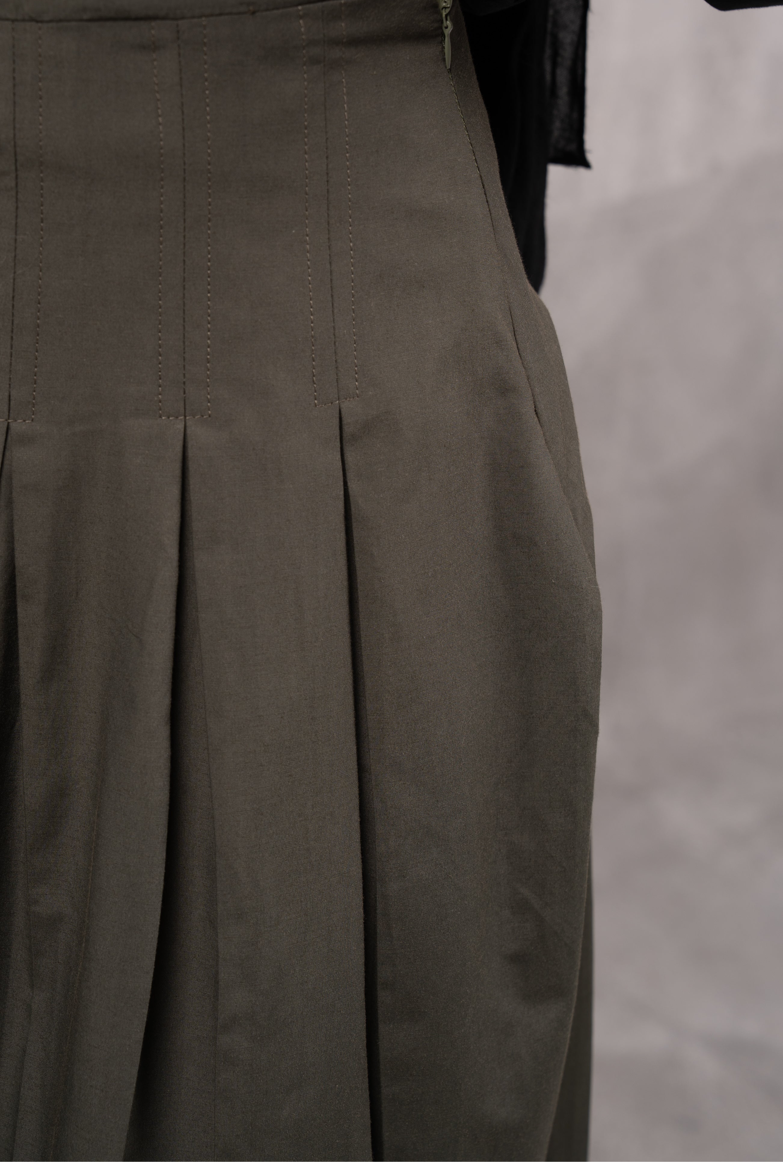 Stitched poplin skirt in olive